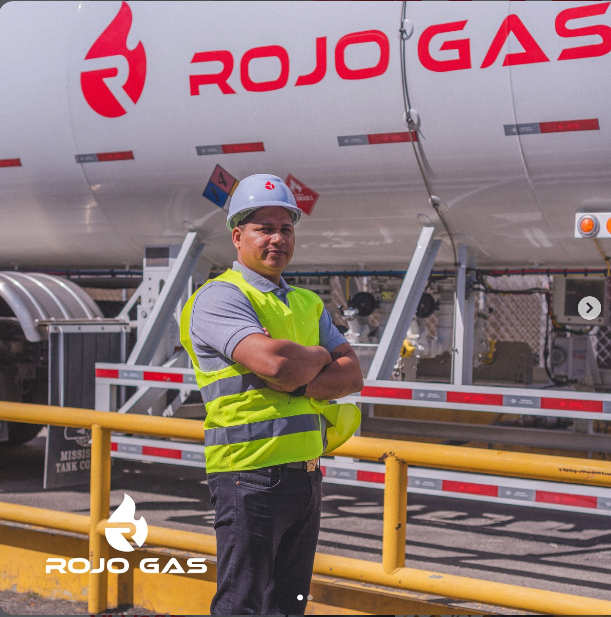 Personal de Rojo Gas junto a uno de sus tráileres de GLP